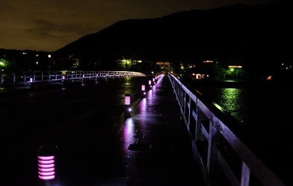 雨に濡れた夜の渡月橋