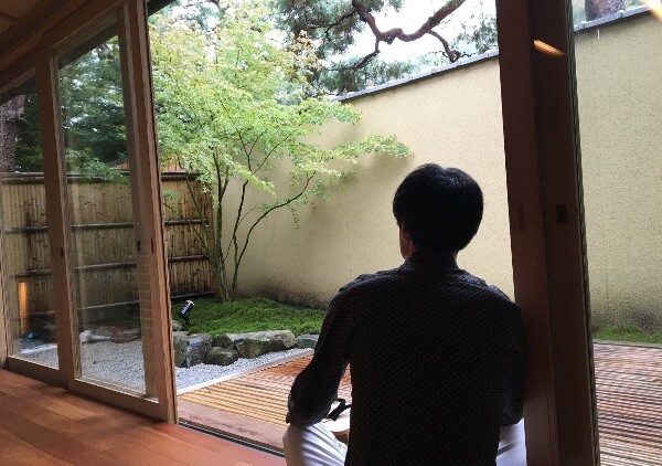 翠嵐の「京月琴」の専用庭を眺める