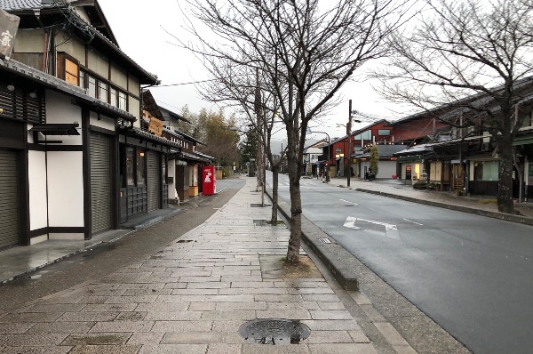 早朝の嵐電嵐山駅周辺