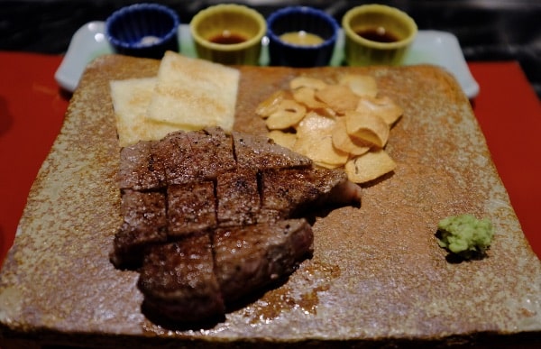 翠嵐の鉄板焼きでいただいたお肉の焼き上がり