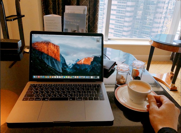 ウェスティンホテル東京でMacBookProを使って仕事やブログ記事作成を行っているシーン