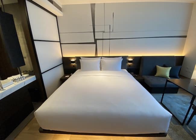 ACホテル東京銀座のキングサイズのベッド